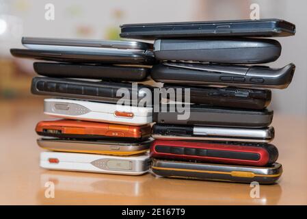 Deux piles avec les smartphones et les téléphones cellulaires collectés - gros plan Banque D'Images