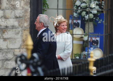 Le roi Constantin et la reine Anne-Marie de Grèce arrivent à l'abbaye de Westminster pour le mariage du prince William à Kate Middleton, à Londres, Royaume-Uni, le 29 avril 2011. Photo de Frédéric Nebinger/ABACAPRESS.COM Banque D'Images