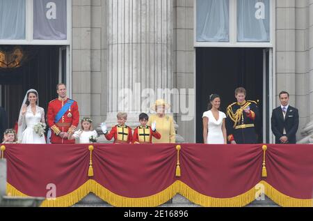 Le prince William et sa mariée la princesse Catherine apparaissent sur le balcon du palais de Buckingham avec la reine Elizabeth, le prince Philip, le prince Harry, Pippa Middleton et James Middleton après leur cérémonie de mariage à Londres, au Royaume-Uni, le 29 avril 2011. Photo de Mousse/ABACAPRESS.COM Banque D'Images