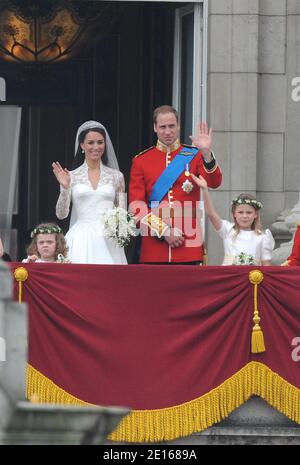 Le prince William et sa mariée la princesse Catherine apparaissent sur le balcon du palais de Buckingham avec la reine Elizabeth, le prince Philip, le prince Harry, Pippa Middleton et James Middleton après leur cérémonie de mariage à Londres, au Royaume-Uni, le 29 avril 2011. Photo de Mousse/ABACAPRESS.COM Banque D'Images