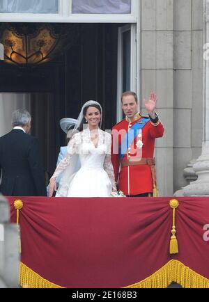 Le prince William et sa mariée la princesse Catherine apparaissent sur le balcon du palais de Buckingham avec la reine Elizabeth, le prince Philip, le prince Harry, Pippa Middleton et James Middleton après leur cérémonie de mariage à Londres, au Royaume-Uni, le 29 avril 2011. Photo de Mousse/ABACAPRESS.COM Banque D'Images