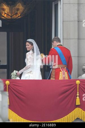 Le prince William et sa mariée la princesse Catherine apparaissent sur le balcon du palais de Buckingham avec la reine Elizabeth, le prince Philip, le prince Harry, Pippa Middleton et James Middleton après leur cérémonie de mariage à Londres, au Royaume-Uni, le 29 avril 2011. Photo de Mousse/ABACAPRESS.COM Banque D'Images