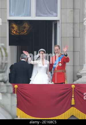 Le prince William et sa mariée la princesse Catherine apparaissent sur le balcon du palais de Buckingham avec la reine Elizabeth, le prince Philip, le prince Harry, Pippa Middleton et James Middleton après leur cérémonie de mariage à Londres, au Royaume-Uni, le 29 avril 2011. Photo de Mousse/ABACAPRESS.COM Banque D'Images