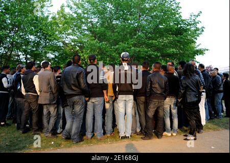 Des centaines de réfugiés tunisiens restent coincés dans un parc, porte de la Villette à Paris, France, le 29 avril 2011. Les 200 à 300 Tunisiens qui se sont réunis dans le parc au cours des derniers mois ont fui leur pays d'origine après que l'ancien président Ben Ali ait quitté le pouvoir le 14 janvier, et sont arrivés en France via l'île italienne de Lampedusa, au large de la côte nord-africaine. Certains ont trouvé des logements, d'autres sont squatting. Au cours des dernières semaines, les autorités françaises ont refusé de laisser les migrants tunisiens traverser la frontière italienne. Le fossé diplomatique entre la France et l'Italie s'est creusé lorsque la France a été Banque D'Images