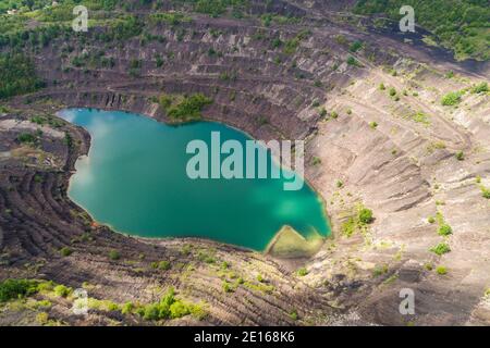 Vue aérienne, lac de mine profonde à la place d'une fosse minière Banque D'Images