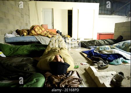 Des centaines de réfugiés tunisiens restent coincés dans un parc, porte de la Villette à Paris, France, le 29 avril 2011. Les 200 à 300 Tunisiens qui se sont réunis dans le parc au cours des derniers mois ont fui leur pays d'origine après que l'ancien président Ben Ali ait quitté le pouvoir le 14 janvier, et sont arrivés en France via l'île italienne de Lampedusa, au large de la côte nord-africaine. Certains ont trouvé des logements, d'autres sont squatting. Au cours des dernières semaines, les autorités françaises ont refusé de laisser les migrants tunisiens traverser la frontière italienne. Le fossé diplomatique entre la France et l'Italie s'est creusé lorsque la France a été Banque D'Images