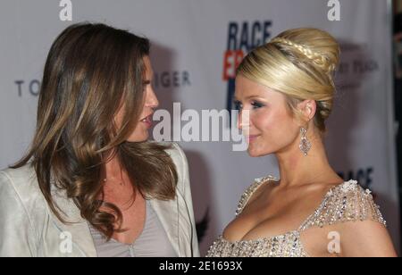 Cindy Crawford, Paris Hilton, le 18e anniversaire de Race to Erase MS Themed Rock and Royalty au Hyatt Regency Century Plaza à Century City, CA, États-Unis, le 29 avril 2011. (Photo : Cindy Crawford, Paris Hilton). Photo de Baxter/ABACAPRESS.COM Banque D'Images