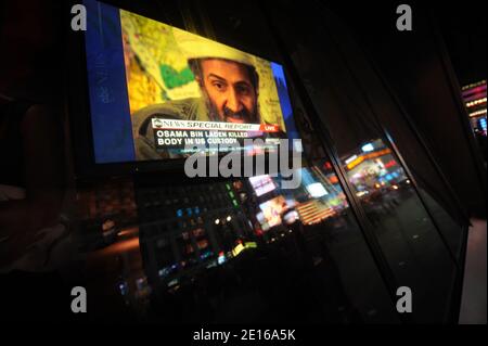 Les gens célèbrent la mort d'Oussama Ben Laden dans Times Square à New York, New York, Etats-Unis, le 1er mai 2011. Photo de Pantaleo-Taamallah/ABACAUSA.COM Banque D'Images