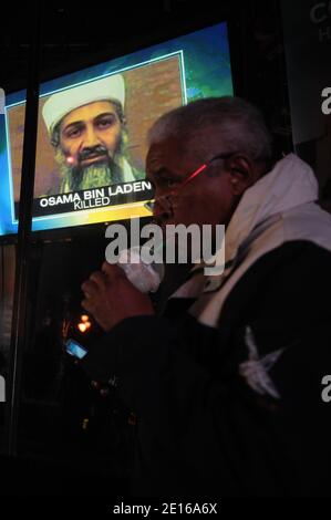 Les gens célèbrent la mort d'Oussama Ben Laden dans Times Square à New York, New York, Etats-Unis, le 1er mai 2011. Photo de Pantaleo-Taamallah/ABACAUSA.COM Banque D'Images