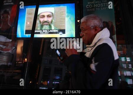 Les gens célèbrent la mort d'Oussama Ben Laden dans Times Square à New York, New York, Etats-Unis, le 1er mai 2011. Photo de Pantaleo-Taamallah/ABACAUSA.COM Banque D'Images