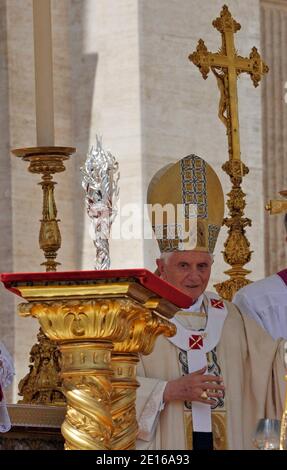 Le Pape Benoît XVI examine une relique contenant le sang du regretté Pape Jean-Paul II lors de la cérémonie de béatification de Jean-Paul II Le Pape Benoît XVI a béatifié le Pape Jean-Paul II avant plus d'un million de fidèles sur la place Saint-Pierre au Vatican le 1er mai 2011. Photo par ABACAPRESS.COM Banque D'Images