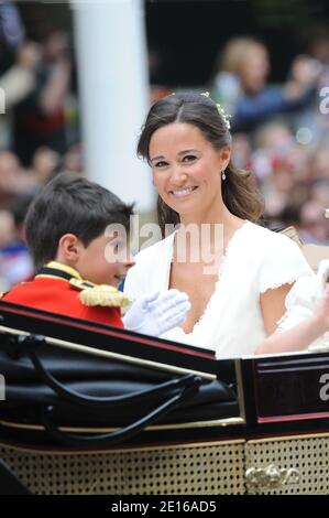 Pippa Middleton se joint à la procession au Palais de Buckingham après la cérémonie de mariage entre le prince William et sa nouvelle épouse Kate, Londres, Royaume-Uni, le 29 avril 2011. Photo de Thierry Orban/ABACAPRESS.COM Banque D'Images