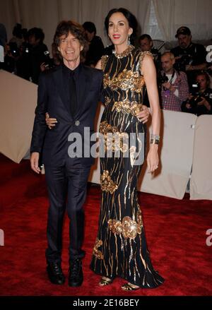 Mick Jagger et l'Wren Scott arrivent au Gala 2011 du Costume Institute pour célébrer l'ouverture de Alexander Mc Queen Savage Beauty au Metropolitan Museum of Art de New York le 2 mai 2011. Photo de Douliery-Taamallah/ABACAPRESS.COM Banque D'Images