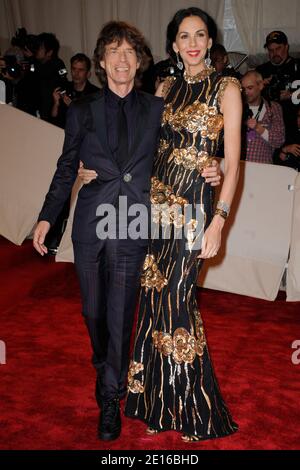 Mick Jagger et l'Wren Scott arrivent au Gala 2011 du Costume Institute pour célébrer l'ouverture de Alexander Mc Queen Savage Beauty au Metropolitan Museum of Art de New York le 2 mai 2011. Photo de Douliery-Taamallah/ABACAPRESS.COM Banque D'Images