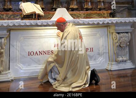 Le secrétaire de longue date du pape Jean-Paul II, le cardinal Stanislaw Dziwisz, se trouve devant le nouveau lieu de repos du pape Jean-Paul II, sous l'autel de la chapelle Saint-Sébastien à la basilique Saint-Pierre, au Vatican, le 3 mai 2011. Lors d'une cérémonie privée, les restes du pape tardif ont été déplacés vers son nouveau lieu de repos près de la célèbre sculpture « Pieta » de Michel-Ange. Le Pape Jean-Paul II a été béatifié par le Pape Benoît XVI avant plus d'un million de fidèles sur la place Saint-Pierre le 1er mai. Photo par ABACAPRESS.COM Banque D'Images