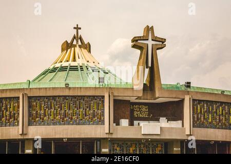 Basilique moderne où le Pape a tenu la messe, Sanctuaire de Guadalupe, Mexico, Mexique. C'est l'endroit le plus sacré au Mexique et en Amérique latine pour la Fa catholique Banque D'Images