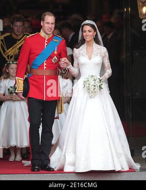 Le prince William et sa nouvelle épouse Kate descendent dans l'allée de l'abbaye de Westminster, Londres, après leur mariage, Londres, Royaume-Uni, le 29 avril 2011. La robe de Kate, qui est une conception de Sarah Burton pour la maison de mode d'Alexander McQueen, ressemble à la robe de mariage de l'actrice italienne Isabella Orsini créée par le designer belge Gerald Watelet. Photo par PA photos/ABACAPRESS.COM Banque D'Images