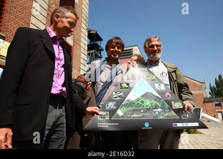 Présentateur de télévision française, activiste vert et candidat déclaré pour l'élection présidentielle Nicolas Hulot flanqué par le maire de Loos-en-Gohelle Jean-­Francois Caron est photographié lors d'une visite aux sauts de scories de 11/19 à Loos-en-Gohelle, près de Lens, dans le nord de la France, le 4 mai 2011. Les tas de scories de Loos-en-Gohelle, dans l'ancienne zone minière du pas-de-Calais, sont les plus élevés d'Europe. Photo de Sylvain Lefevre/ABACAPRESS.COM Banque D'Images