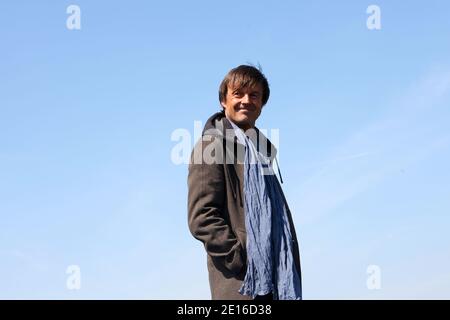 Le présentateur de la télévision française, activiste vert et candidat déclaré pour l'élection présidentielle Nicolas Hulot est photographié lors d'une visite aux tas de 11/19 à Loos-en-Gohelle, près de Lens, dans le nord de la France, le 4 mai 2011. Les tas de scories de Loos-en-Gohelle, dans l'ancienne zone minière du pas-de-Calais, sont les plus élevés d'Europe. Photo de Sylvain Lefevre/ABACAPRESS.COM Banque D'Images