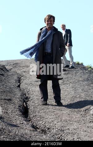 Le présentateur de la télévision française, activiste vert et candidat déclaré pour l'élection présidentielle Nicolas Hulot est photographié lors d'une visite aux tas de 11/19 à Loos-en-Gohelle, près de Lens, dans le nord de la France, le 4 mai 2011. Les tas de scories de Loos-en-Gohelle, dans l'ancienne zone minière du pas-de-Calais, sont les plus élevés d'Europe. Photo de Sylvain Lefevre/ABACAPRESS.COM Banque D'Images