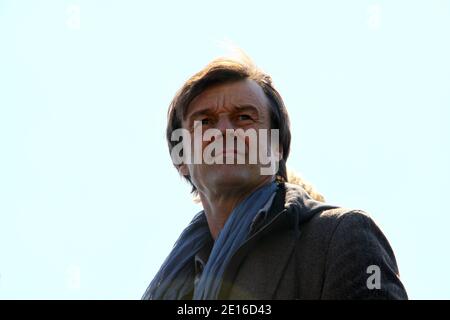 Le présentateur de la télévision française, activiste vert et candidat déclaré pour l'élection présidentielle Nicolas Hulot est photographié lors d'une visite aux tas de 11/19 à Loos-en-Gohelle, près de Lens, dans le nord de la France, le 4 mai 2011. Les tas de scories de Loos-en-Gohelle, dans l'ancienne zone minière du pas-de-Calais, sont les plus élevés d'Europe. Photo de Sylvain Lefevre/ABACAPRESS.COM Banque D'Images