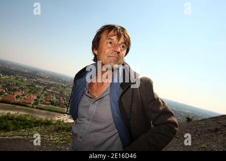 Le présentateur de la télévision française, activiste vert et candidat déclaré pour l'élection présidentielle Nicolas Hulot est photographié lors d'une visite aux tas de 11/19 à Loos-en-Gohelle, près de Lens, dans le nord de la France, le 4 mai 2011. Les tas de scories de Loos-en-Gohelle, dans l'ancienne zone minière du pas-de-Calais, sont les plus élevés d'Europe. Photo de Sylvain Lefevre/ABACAPRESS.COM Banque D'Images