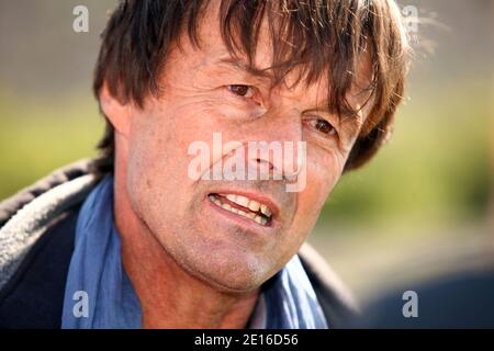 Le présentateur de la télévision française, activiste vert et candidat déclaré pour l'élection présidentielle Nicolas Hulot est photographié lors d'une visite aux tas de 11/19 à Loos-en-Gohelle, près de Lens, dans le nord de la France, le 4 mai 2011. Les tas de scories de Loos-en-Gohelle, dans l'ancienne zone minière du pas-de-Calais, sont les plus élevés d'Europe. Photo de Sylvain Lefevre/ABACAPRESS.COM Banque D'Images