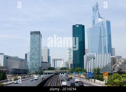 Vue sur la 'première Tour' dans le quartier des affaires de Paris de la Défense, France, le 6 mai 2011. Avec 21,000 tonnes, le premier est plus de deux fois plus lourd que le plus haut et le plus célèbre monument de la capitale française, la Tour Eiffel, qui lui bat néanmoins pour sa hauteur à 324 mètres (1,063 pieds). Photo de David Fritz/ABACAPRESS.COM Banque D'Images