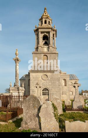 PORTLAND, DORSET, Royaume-Uni - 15 MARS 2009 : vue extérieure de l'église St George avec de vieux graviers dans le cimetière Banque D'Images