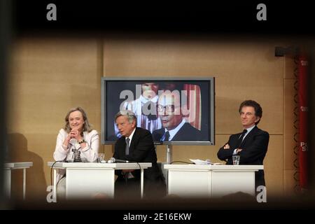 Beatrice Marre, Jean Glavany et Jack Lang sont photographiés lors d'une journée consacrée au 30e anniversaire de l'élection du président français François Mitterrand, au Sénat, à Paris, le 06 mai 2011. (Une photographie de François Mitterrand est vue en arrière-plan sur un écran de télévision). Photo de Stephane Lemouton/ABACAPRESS.COM Banque D'Images