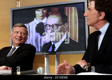 Jean Glavany et Jack Lang sont photographiés lors d'une journée consacrée au 30e anniversaire de l'élection du président français François Mitterrand, au Sénat, à Paris, en France, le 06 mai 2011. (Une photographie de François Mitterrand est vue en arrière-plan sur un écran de télévision). Photo de Stephane Lemouton/ABACAPRESS.COM Banque D'Images