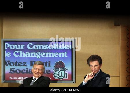 Jean Glavany et Jack Lang sont photographiés lors d'une journée consacrée au 30e anniversaire de l'élection du président français François Mitterrand, au Sénat, à Paris, en France, le 06 mai 2011. (Une photographie de François Mitterrand est vue en arrière-plan sur un écran de télévision). Photo de Stephane Lemouton/ABACAPRESS.COM Banque D'Images