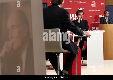 Jack Lang est photographié lors d'une journée consacrée au 30e anniversaire de l'élection du président français François Mitterrand, au Sénat, à Paris, le 06 mai 2011. (Une photographie de François Mitterrand est vue en arrière-plan). Photo de Stephane Lemouton/ABACAPRESS.COM Banque D'Images