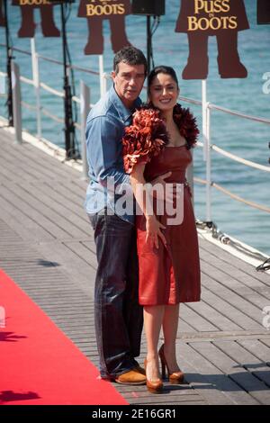 Antonio Banderas et Salma Hayek posent dans le cadre du 64ème Festival international du film de Cannes, à l'Hôtel Carlton de Cannes, dans le sud de la France, le 11 mai 2011, dans le cadre du film d'animation « Puss in Boots » (le Chat Botte). Banderas est la voix de Puss dans Boot, Salma Hayek la voix de Kitty Softpaws. Photo de Nicolas Genin/ABACAPRESS.COM Banque D'Images