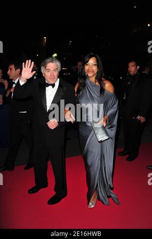 Robert de Niro et sa femme Grace Hightower arrivent pour le dîner de gala après la cérémonie d'ouverture du 64ème Festival international du film de Cannes, à l'Hôtel Majestic Barriere à Cannes, dans le sud de la France, le 11 mai 2011. Photo de Hahn-Nebinger/ABACAPRESS.COM Banque D'Images