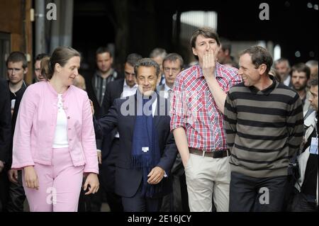 Le président français Nicolas Sarkozy (2ndL) s'entretient avec les agriculteurs lors de la visite de la ferme de Mickael Poillon (2ndR) à Hericourt, dans le nord de la France, le 12 mai 2011, dans le cadre de sa visite s'est concentrée sur les questions agricoles. Photo par Eric Feferberg/Pool/ABACAPRESS.COM Banque D'Images