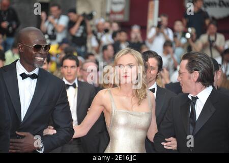 (G-D) Djimon Hounsou, Diane Kruger et Benoit Magimel arrivent pour la projection de la « beauté rampante » présentée en compétition dans la section des longs métrages dans le cadre du 64ème Festival International du film de Cannes, au Palais des Festivals de Cannes, dans le sud de la France, le 12 mai 2011. Photo de Hahn-Nebinger-Genin/ABACAPRESS.COM Banque D'Images