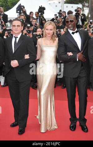 Djimon Hounsou, Diane Kruger et Benoit Magimel arrivent pour la projection de 'la beauté rampante' présentée en compétition dans la section des longs métrages dans le cadre du 64ème Festival International du film de Cannes, au Palais des Festivals à Cannes, dans le sud de la France, le 12 mai 2011. Photo de Hahn-Nebinger-Genin/ABACAPRESS.COM Banque D'Images