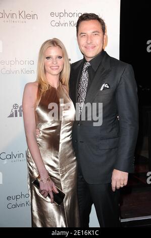 Modèle Lara Stone et son mari David Walliams assistent à la fête Calvin Klein lors du 64ème Festival de Cannes, le 12 mai 2011. Photo de Giancarlo Gorassini/ABACAPRESS.COM Banque D'Images