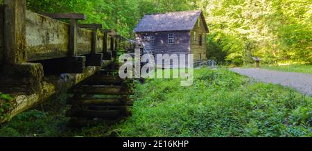 Panorama du moulin historique. Extérieur du moulin historique de Mingus dans le parc national des Great Smoky Mountains. Banque D'Images