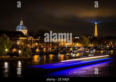 Pont des Arts et Tour Eiffel la nuit à Paris, France Banque D'Images