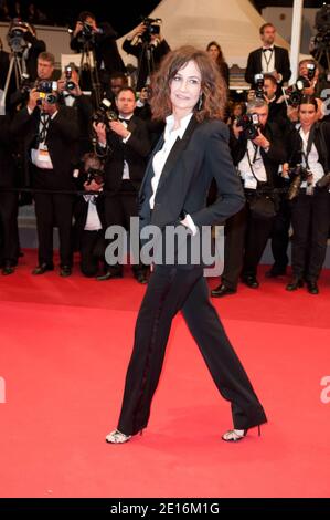 Valérie Lemercier arrive pour la projection de 'Polisse' présentée en compétition dans la section des longs métrages dans le cadre du 64ème Festival International du film de Cannes, au Palais des Festivals de Cannes, dans le sud de la France, le 13 mai 2011. Photo de Hahn-Nebinger-Genin/ABACAPRESS.COM Banque D'Images