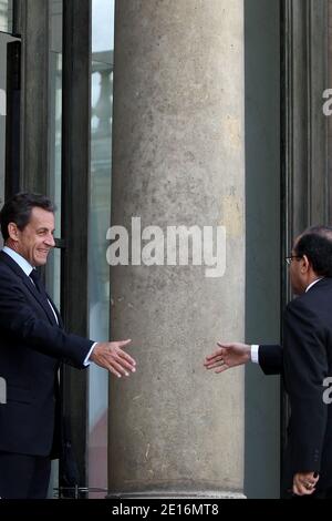 Le président français Nicolas Sarkozy reçoit le représentant du Conseil national de transition libyen pour les affaires étrangères Mahmoud Jibril avant une réunion pour discuter du conflit et des perspectives de transition à Lybie au palais présidentiel de l'Elysée à Paris, en France, le 14 mai 2011. Photo de Stephane Lemouton/ABACAPRESS.COM Banque D'Images