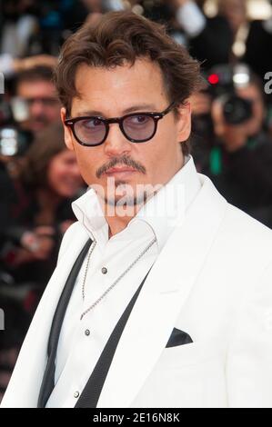 Johnny Depp arrive pour la projection de 'Pirates des Caraïbes: On Stranger Tides' présenté hors compétition dans le cadre du 64ème Festival International du film de Cannes, au Palais des Festivals de Cannes, dans le sud de la France, le 14 mai 2011. Photo de Nicolas Genin/ABACAPRESS.COM Banque D'Images