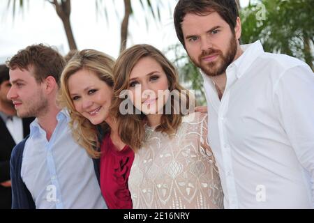 (G-D) Brady Corbet, Louisa Krause, Elizabeth Olsen et le directeur Sean Durkin à une photo du film 'Martha Marcy May Marlene' présenté dans la section un certain regard dans le cadre du 64ème Festival International du film de Cannes, au Palais des Festivals à Cannes, dans le sud de la France, le 15 mai 2011. Photo de Hahn-Nebinger-Genin/ABACAPRESS.COM Banque D'Images