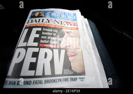 La première page du Daily News annonce l'arrestation de Dominique Strauss-Kahn pour avoir prétendument agressé sexuellement une femme dans un hôtel de Times Square à New York City, New York, Etats-Unis, le 15 mai 2011. Photo de Mehdi Taamallah/ABACAPRESS.COM Banque D'Images