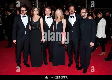 (R-L) le producteur Josh Mond, le producteur Antonio Campos, Louisa Krause, Brady Corbet, Elizabeth Olsen et le réalisateur Sean Durkin arrivent pour la projection du film 'Martha Marcy May Marlene' dans le cadre du 64ème Festival International du film de Cannes, dans le sud de la France, le 15 mai 2011. Photo de Hahn-Nebinger-Genin/ABACAPRESS.COM Banque D'Images