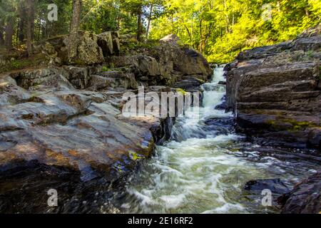 Paysage de chute d'eau de la péninsule supérieure du Michigan. Silver Falls est l'une des nombreuses chutes d'eau situées dans la forêt du comté de Baraga, Michigan. Banque D'Images