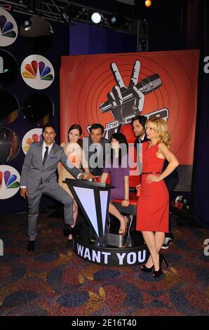 Casting de la série de télévision NBC Whitney L-R: Maulik Pancholy, Zoe Lister Jones, Dan O'Brien, Whitney Cummings, Chris d'Elia et Rhea Seehorn assistent à la présentation de la NBC 2011-2012 qui s'est tenue à l'hôtel Hilton de New York le 16 mai 2011. Photo par Graylock/ABACAPRESS.COM Banque D'Images