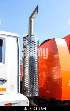 Tuyau d'échappement de camion chromé contre le ciel bleu, gros plan Banque D'Images